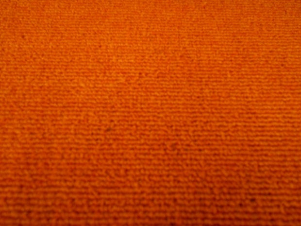 オレンジ色のカーペット